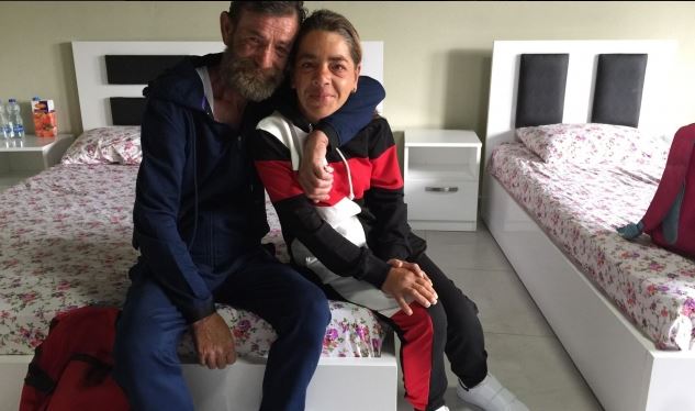 Çifti që jetonte nën Urën e Ibrit pas strehimit: Ishalla vdesim këtu (VIDEO)