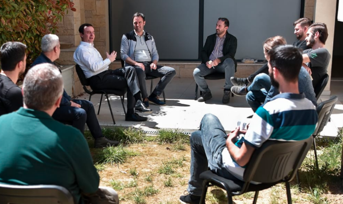 Thyhet heshtja: Kurti e Konjufca shfaqen pranë njëri-tjetrit