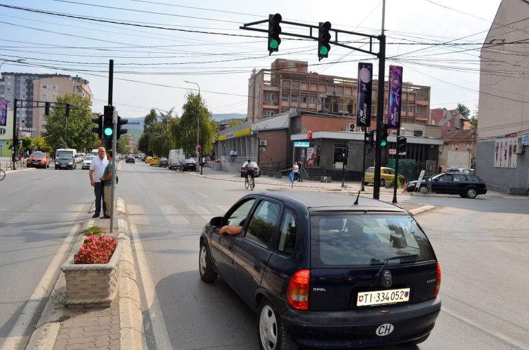 “Mbani distancë, mbani maska, virusi akoma është në mesin tonë”