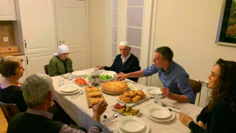 Nga konaku i babës: Veseli thotë se s’ka iftar më të bukur se ai që bëhet me prindërit