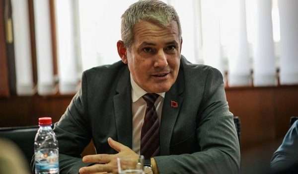 Suspendimi i policit Amir Hoxha dyshohet se u bë me kërkesë të Sveçlës, Verbovci e realizoi