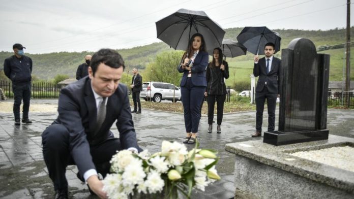 Kurti homazhe në 21 vjetorin e masakrës së Studimes: Është koha që kriminelët të paguajnë për të bëmat e tyre