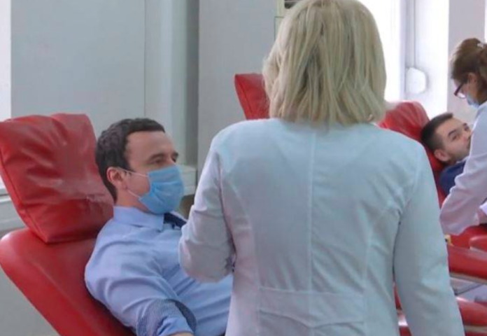 Kryeministri Albin Kurti dhuron gjak