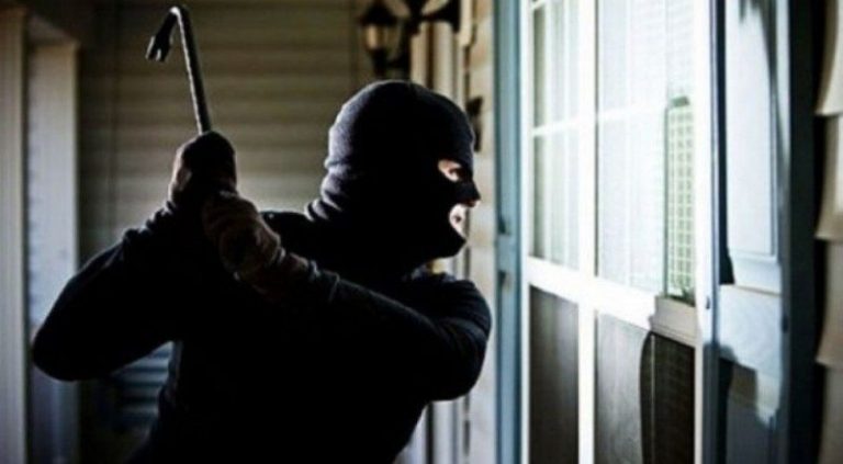 Hajnat tentojnë të vjedhin në një lokal në Vushtrri duke dëmtuar muret: Policia konfiskon mjetet si dhe dy boca autogen