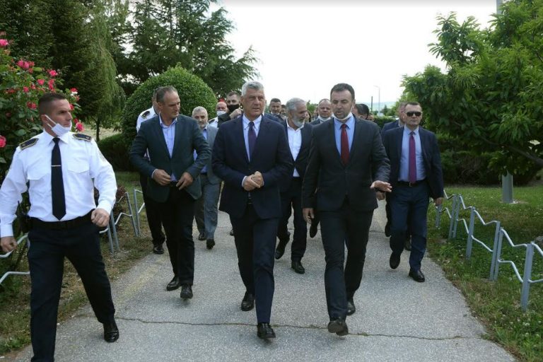 Thaçi për Kurtin: Po sillet si njeri i paligjshëm – ka uzurpuar Zyrën e Kryeministrit