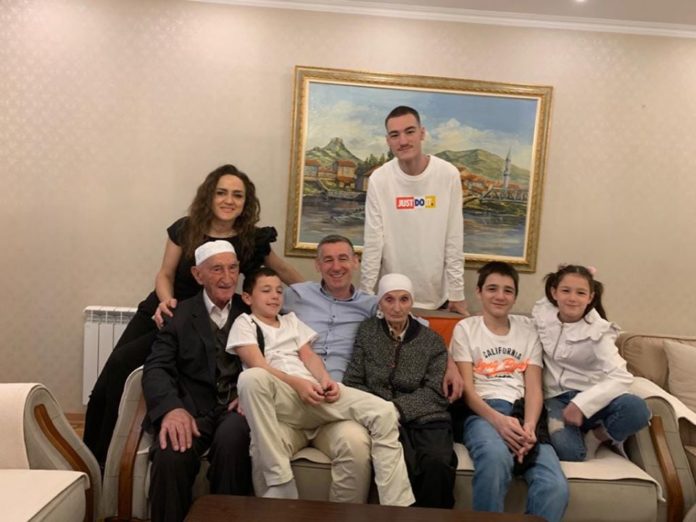 Veseli uron Fitër Bajramin bashkë me prindërit dhe familjen e tij