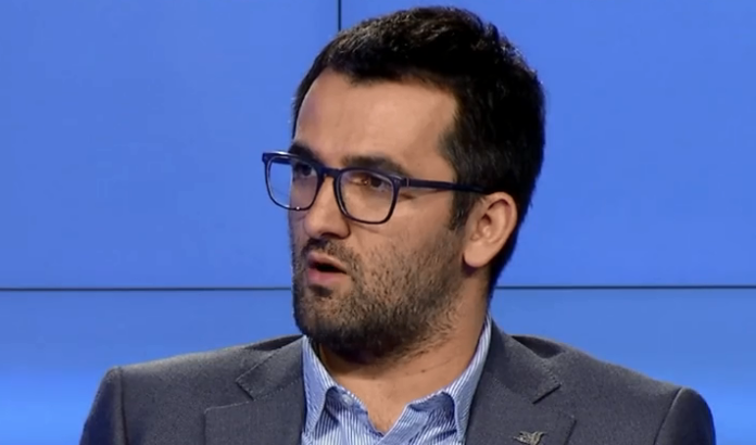 Shkëlzen Gashi thotë se pasi ka marrë një sërë kërcënimesh është nën përcjellje të policisë