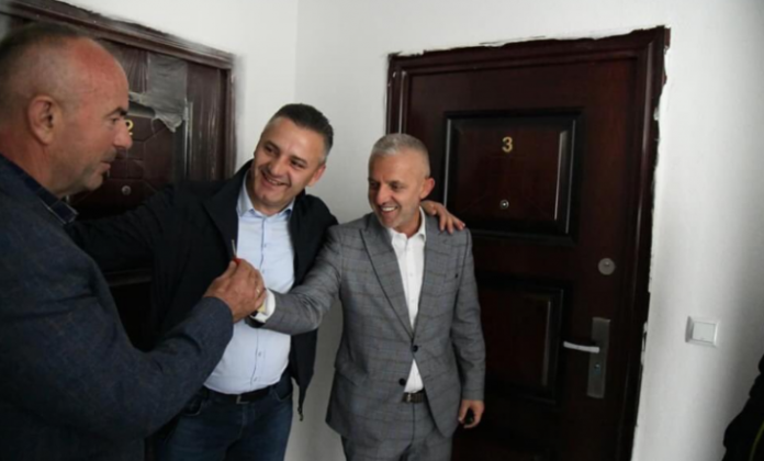 Në prag të festës së Bajramit, Halil Kastrati i dhuron një banesë veteranit nga Skënderaj