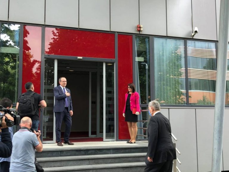 Me dorë në zemër, pritja e Hotit për ambasadorin amerikan në takimin e tyre të parë