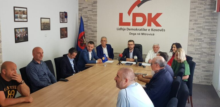LDK në Mitrovicë kundër VV’së: Nënshkruan koalicion me AKR’në dhe PD’në