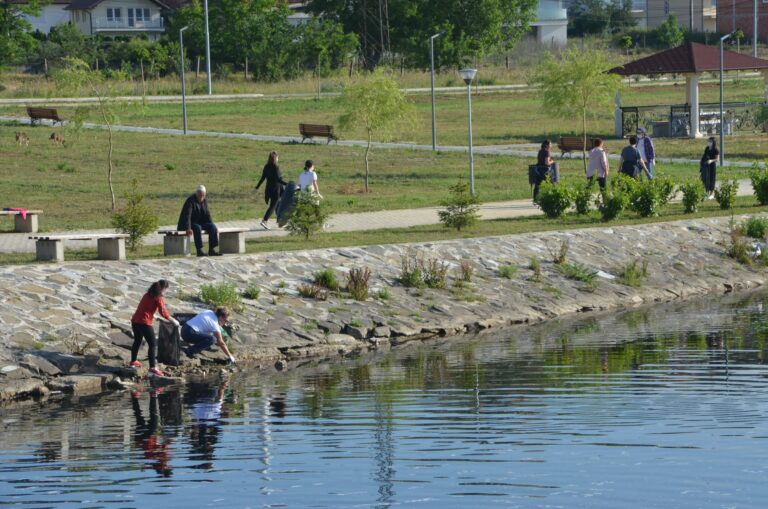 Mitrovicë: Qytetarët pastrojnë Liqenin Akumulues për herë të dytë (FOTO)