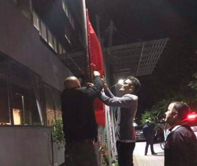 Flamuri i UÇK-së vendoset sërish tek objekti i Qeverisë