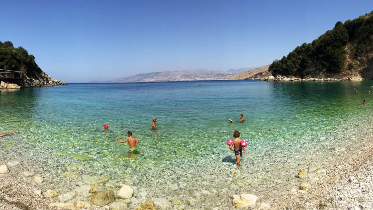 Shqipëri: Hapen plazhet, palestrat, kufijtë tokësorë dhe çerdhet