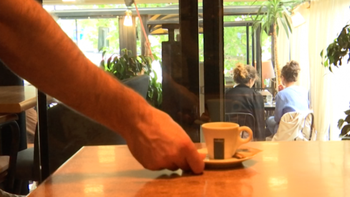 Me rregulla të reja dhe distancë sociale – kafenetë dhe restorantet në Kosovë hapin dyert për klientët e tyre