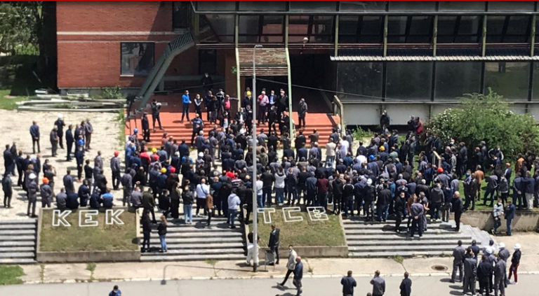 Mbi 2500 punëtorë të KEK’ut në protestë, duan kthimin e Njazi Thaçit
