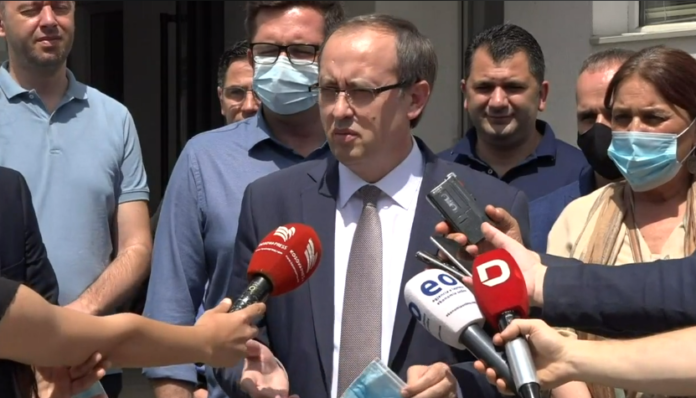 E konfirmon Hoti: Kemi lejuar mbajtjen e zgjedhjeve serbe në Kosovë