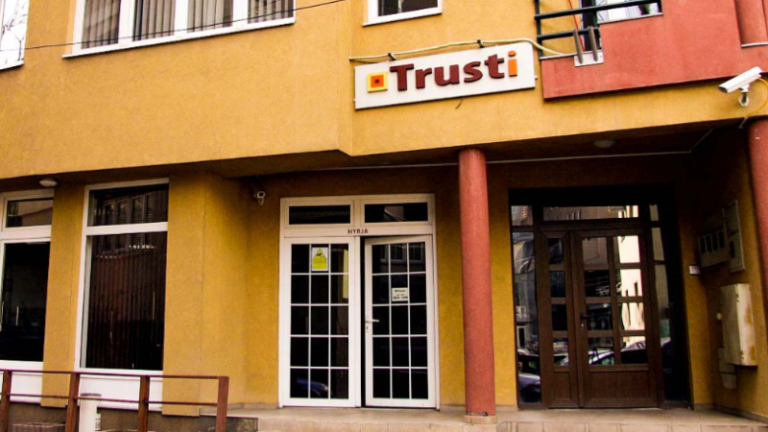 Trusti vërshohet nga qytetarët: Ende s’lejohet tërheqja e 10% të kursimeve