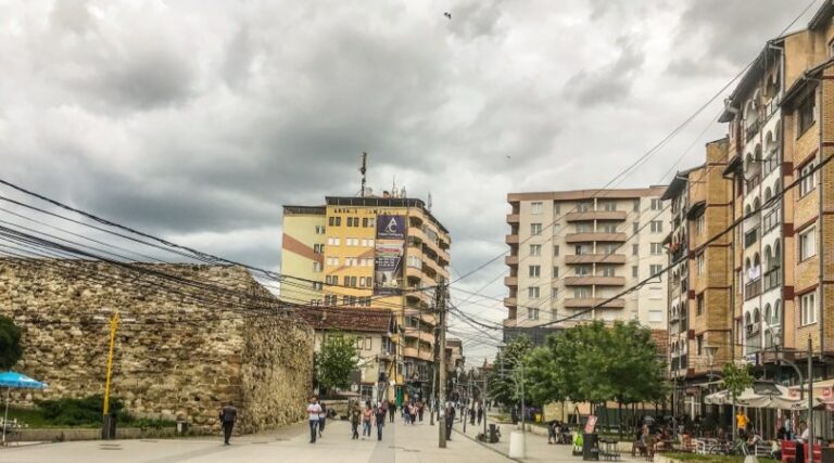 52 persona të dyshuar me koronavirus presin testimet sot në Vushtrri