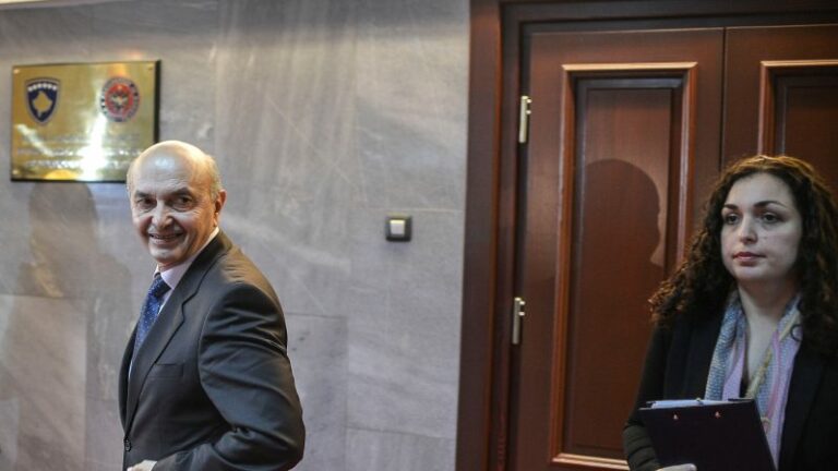 “E pëson Vjosa Osmani”: Mustafa propozon shkarkimin e saj nga të gjitha pozitat në LDK