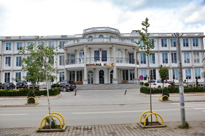 Vdes një punëtor i Komunës së Klinës