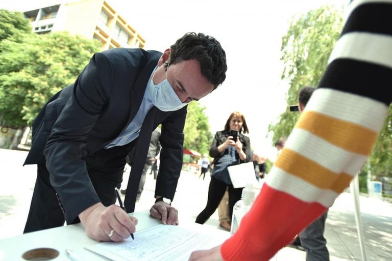 Kurti nënshkruan peticionin: Zgjedhjet janë qëllimi ynë politik