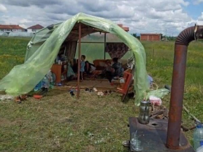 E dhimbshme: Në këtë tendë jeton familja e një veterani të luftës në Drenicë