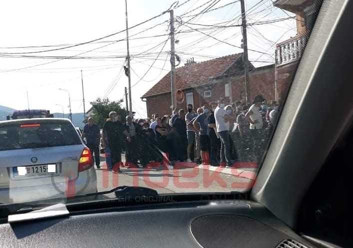 Pavarësisht rrezikut nga COVID-19, pa respektuar distancën qytetarët bëhen grumbull në Mitrovicë!