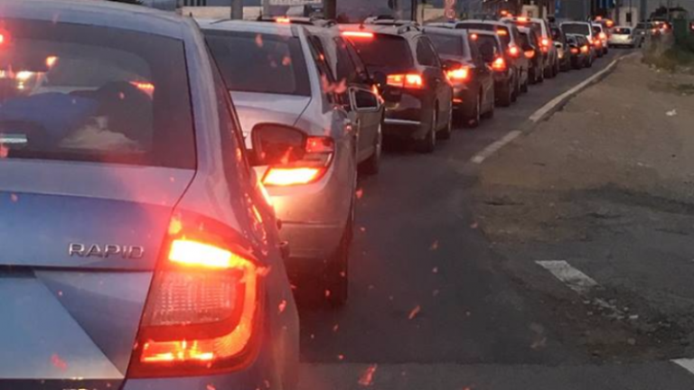 Pritje deri në 40 minuta e kolona 250 metra, gjendja nëpër pikëkalimet kufitare