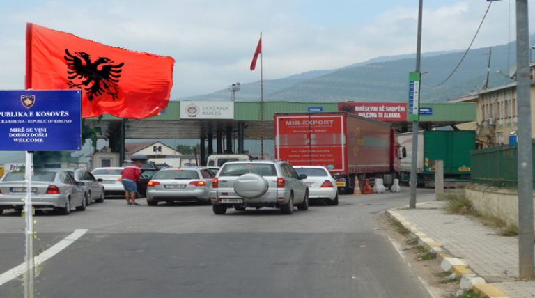 Qeveria: Nuk ka vetizolim për kosovarët që vijnë nga Shqipëria