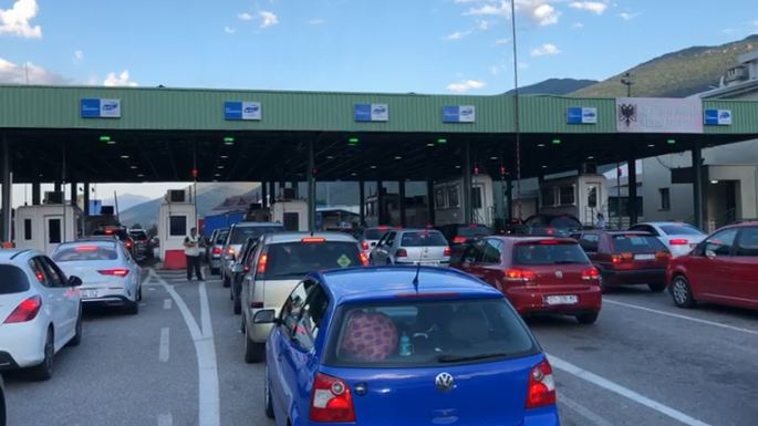 Sakrifica e mërgimtarëve, edhe për të dalë nga Kosova pritje të gjata në Medare