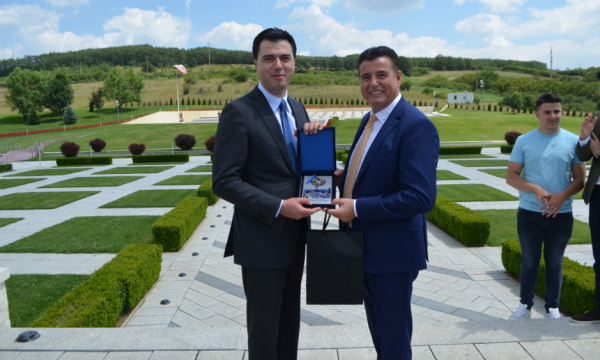 Kryetari i PD-së z. Lulzim Basha së bashku me delegacionin e tij vizituan Komunën e Mitrovicës dhe Kullën e Isa Boletinit