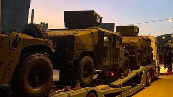 Dhjetëra automjete ushtarake vijnë nga Amerika për ushtrinë e Kosovës