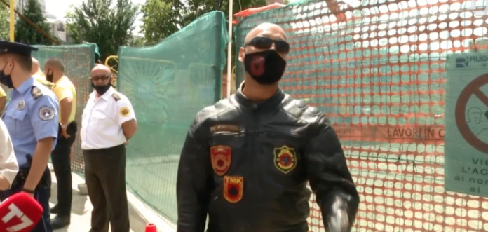 Ish ushtari i UÇK-së vesh uniformën e del për të mbrojtur ndërtimin e xhamisë në Prishtinë