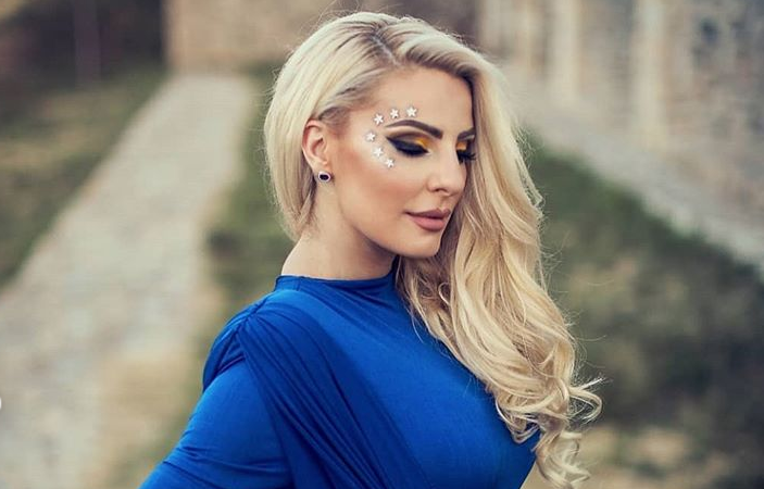 Me fustan të kaltër dhe 6 yje në fytyrë: Duda Balje pozon duke e bërë shqiponjën