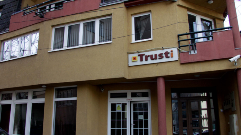 Brenda dy jave Qeveria e Kosovës me projektligj rreth tërheqjes së kursimeve nga Trusti