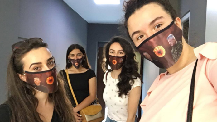 Maska mbrojtëse me Hashim Thaçin dhe Kadri Veselin, dalin në shitje