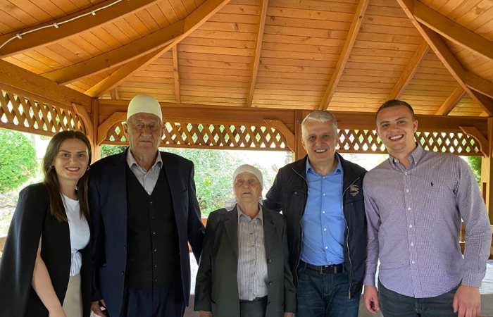 Ish-kryeministri i Shqipërisë viziton prindërit e Presidentit Thaçi në Burojë