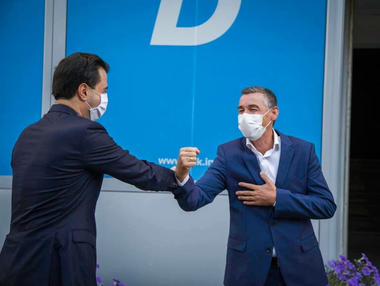 Veseli e quan vëllazëror takimi me Bashën