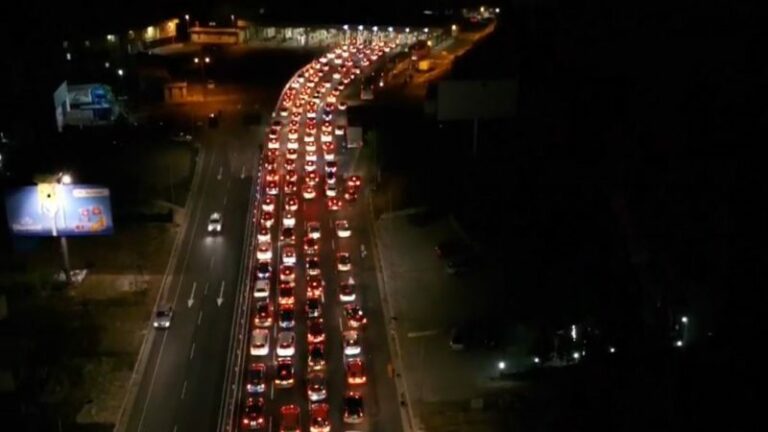 Çfarë po ndodhë në kufirin Shqipëri-Kosovë: Nuk i shihet fundi kolonës