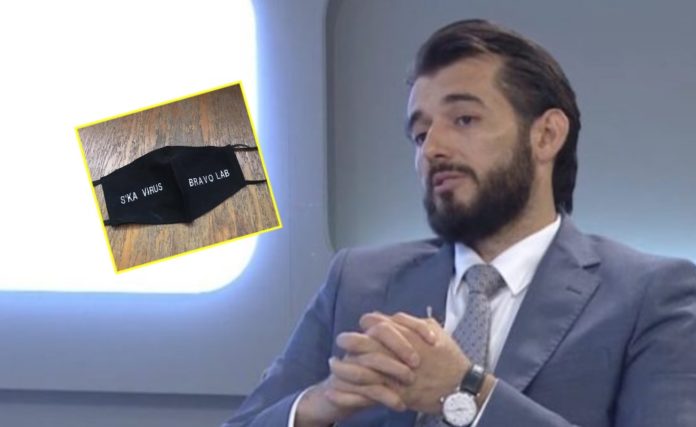 Kosovari bën maskë me shkrimin “S’ka virus, bravo Lab”