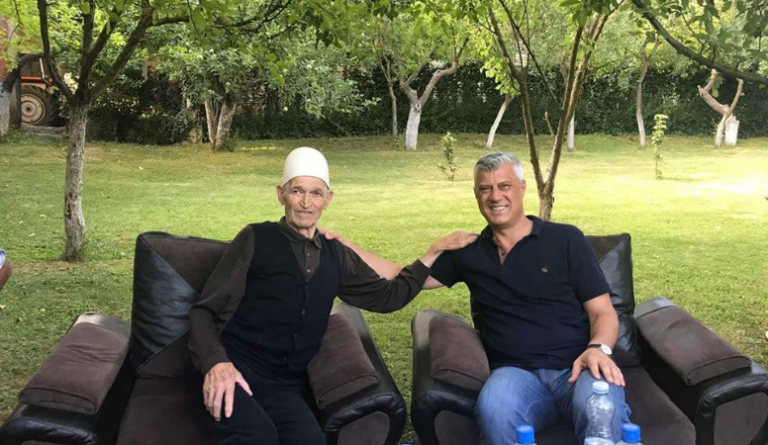 40 anëtarë u vranë dhe u masakruan në luftë, Presidenti Thaçi viziton familjen Muqolli nga Pokleku