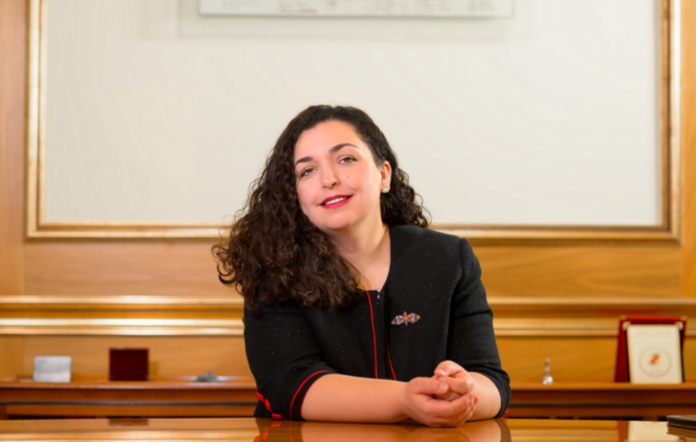 Vjosa Osmani lajmërohet e infektuar nga shtëpia me një foto, nënshkruan edhe një marrëveshje të rëndësishme