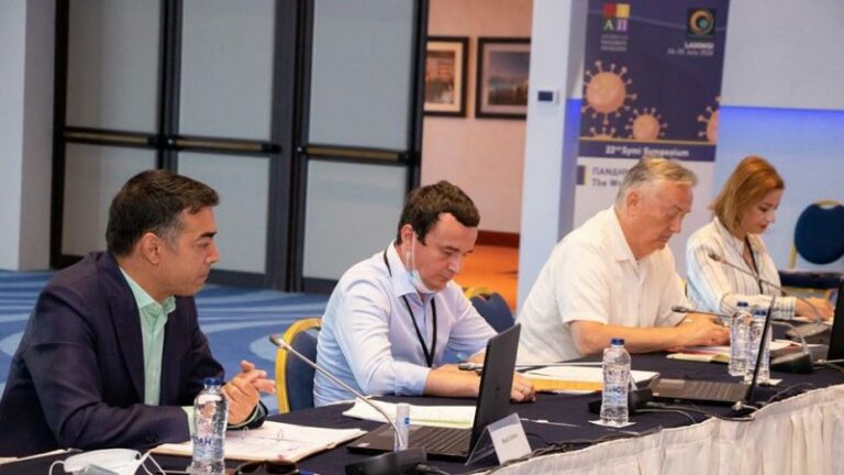 Kurti shkon në Greqi, lavdëron qeverisjen e tij dhe përballjen me koronavirusin