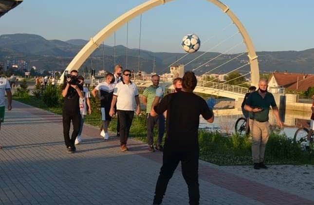 Agim Agushi thyen rekordin botëror “Guinness” në Mitrovicë, në zhonglim me top, në ecje prapa