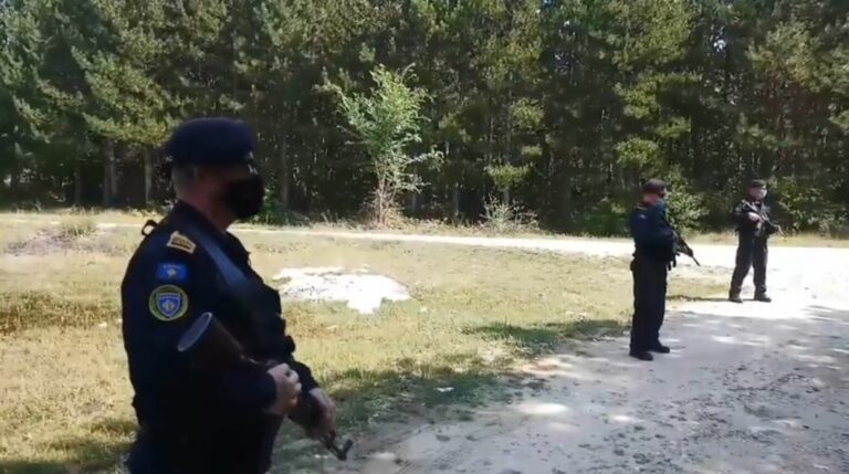 Policia e Kosovës patrullon në Karaçevë (VIDEO)