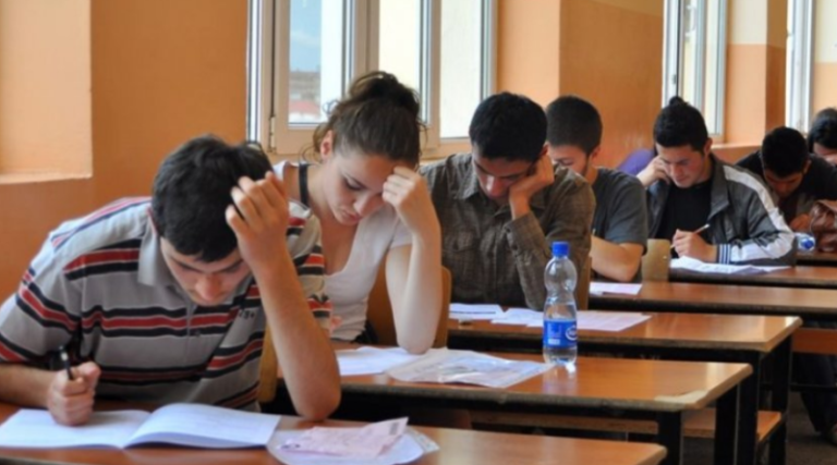 Distancë mes bankave dhe nga 12 nxënës në klasë, ja si do të organizohet Testi i Maturës