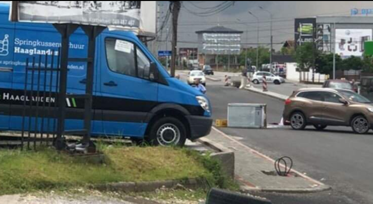Pronari i hotelit bllokon një shirit të magjistrales Prishtinë-Mitrovicë: Proteston pse s’u ndihmua gjatë pandemisë