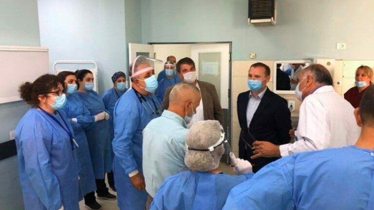 Lajm i mirë për punëtorët shëndetësorë, nga ky muaj u paguhen shtesat deri në 300 euro