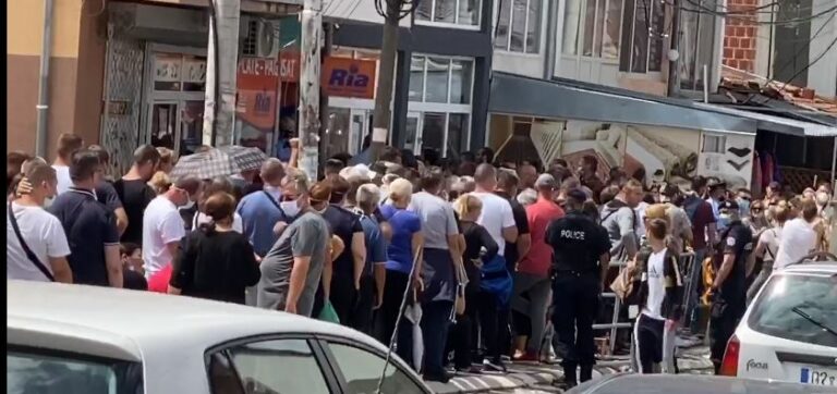 Pamje shqetësuese nga Mitrovica/ Serbët duke pritur për 130 euro të Qeverisë, askund distancë