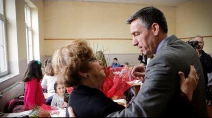 I vdes mësuesja e parë, Veseli e kujton si model emancipimi për shoqërinë dhe mësuese të mrekullueshme